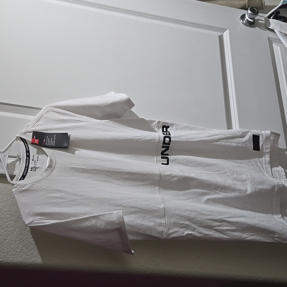 Under Armour T- Shirt SMALL
